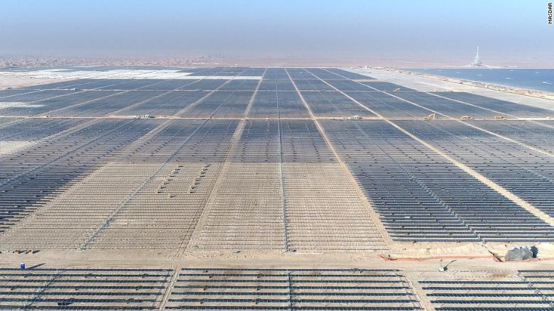 حديقة شمسية بقيمة 13.6 مليار دولار في صحراء دبي.. فما مميزاتها؟