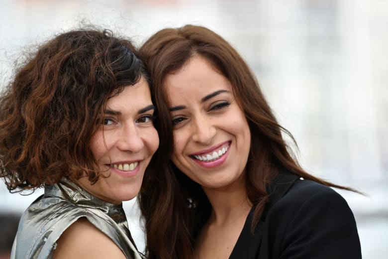 قبلة بين ممثلتين مغربيتين في مهرجان "كان" تشعل مواقع ...