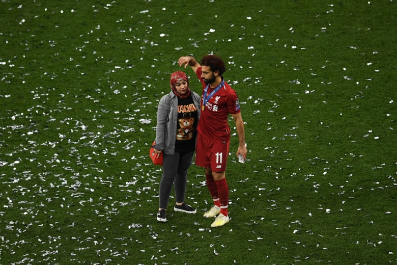 احتفال محمد صلاح مع زوجته.. وسؤاله عن أبوتريكة يبرز بتويتر احتفال محمد صلاح مع زوجته.. وسؤاله عن أبوتريكة يبرز بتويتر