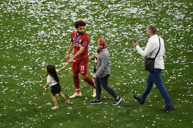 احتفال محمد صلاح مع زوجته.. وسؤاله عن أبوتريكة يبرز بتويتر احتفال محمد صلاح مع زوجته.. وسؤاله عن أبوتريكة يبرز بتويتر