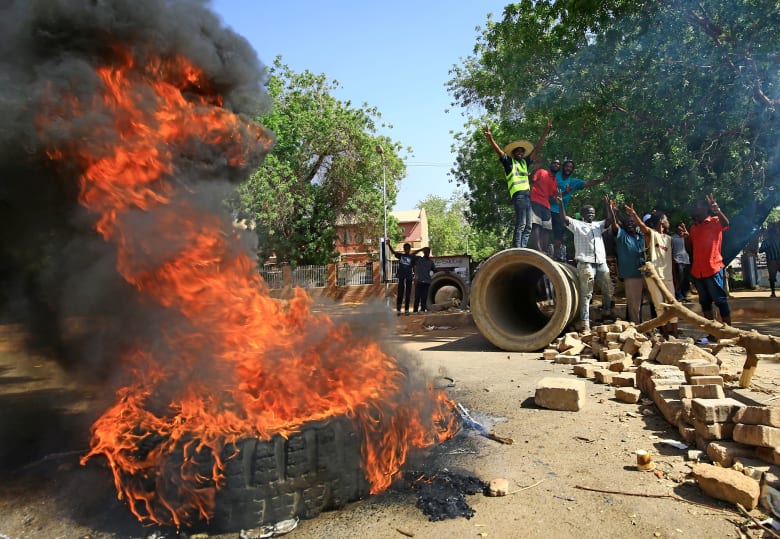 مقتل اثنين على الأقل في فض اعتصام القيادة العامة في السودان مقتل اثنين على الأقل في فض اعتصام القيادة العامة في السودان