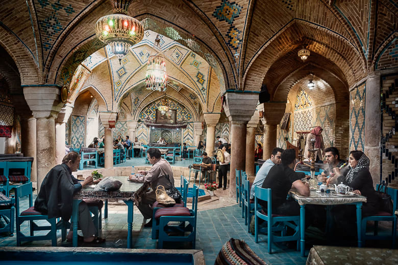 مصور إيطالي يوثق "الحياة المنقسمة" التي يعيشها الإيرانيون