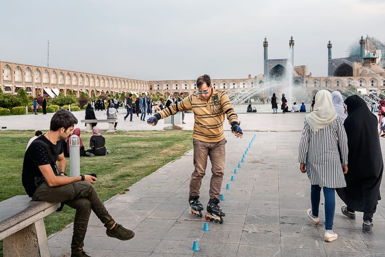 مصور إيطالي يوثق "الحياة المنقسمة" التي يعيشها الإيرانيون