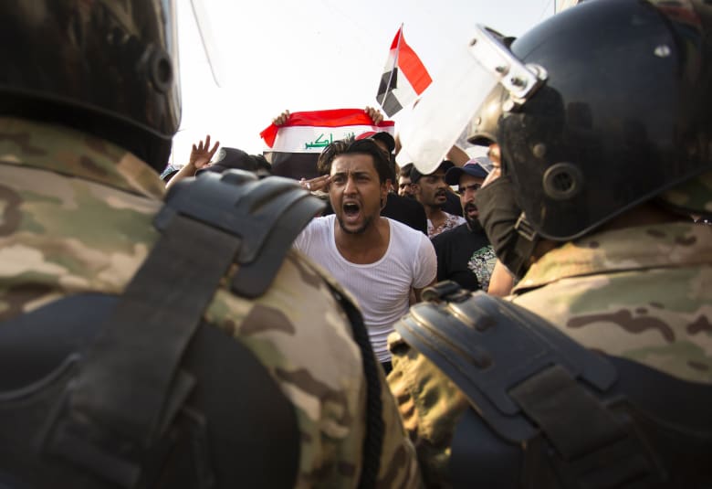 حظر تجوال واستنفار عسكري وغلق طرق بغداد.. ماذا يحصل بالعراق؟ حظر تجوال واستنفار عسكري وغلق طرق بغداد.. ماذا يحصل بالعراق؟