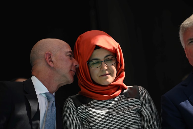 "حضن" خطيبة خاشقجي لبيزوس يثير ضجة.. وعبدالرحمن بن مساعد يصفها بـ"الخطيئة" "حضن" خطيبة خاشقجي لبيزوس يثير ضجة.. وعبدالرحمن بن مساعد يصفها بـ"الخطيئة"
