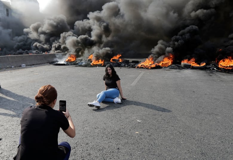 صور مظاهرات "لبنان ينتفض".. غلق طرق و60 جريحا بصفوف الأمن صور مظاهرات "لبنان ينتفض".. غلق طرق و60 جريحا بصفوف الأمن