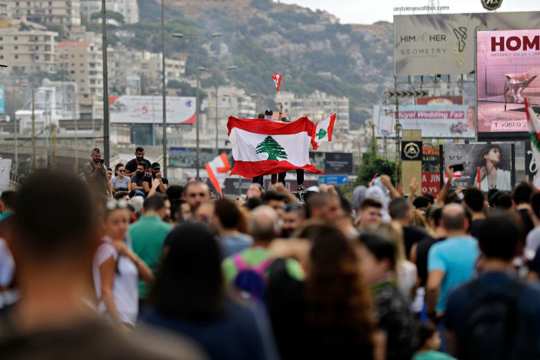 بالصور.. الآلاف في مظاهرات تطالب بـ"إسقاط النظام" في لبنان بالصور.. الآلاف في مظاهرات تطالب بـ"إسقاط النظام" في لبنان