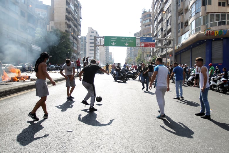 بالصور.. الآلاف في مظاهرات تطالب بـ"إسقاط النظام" في لبنان بالصور.. الآلاف في مظاهرات تطالب بـ"إسقاط النظام" في لبنان