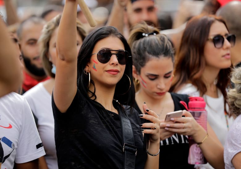 بالصور.. الآلاف في مظاهرات تطالب بـ"إسقاط النظام" في لبنان بالصور.. الآلاف في مظاهرات تطالب بـ"إسقاط النظام" في لبنان