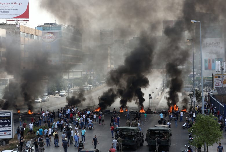 بالصور.. الآلاف في مظاهرات تطالب بـ"إسقاط النظام" في لبنان بالصور.. الآلاف في مظاهرات تطالب بـ"إسقاط النظام" في لبنان