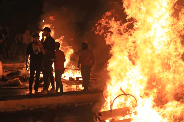 صور مظاهرات العراق.. مصادر لشبكتنا: 12 جثة محروقة في الديوانية.. وهذا عدد القتلى صور مظاهرات العراق.. مصادر لشبكتنا: 12 جثة محروقة في الديوانية.. وهذا عدد القتلى