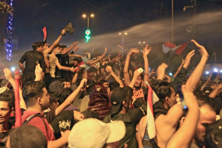 صور مظاهرات العراق.. مصادر لشبكتنا: 12 جثة محروقة في الديوانية.. والقتلى 42 والجرحى 2300 صور مظاهرات العراق.. مصادر لشبكتنا: 12 جثة محروقة في الديوانية.. والقتلى 42 والجرحى 2300