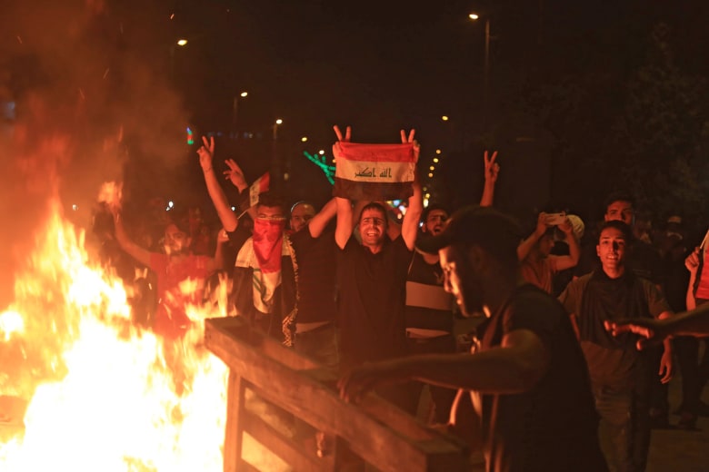 صور مظاهرات العراق.. مصادر لشبكتنا: 12 جثة محروقة في الديوانية.. والقتلى 42 والجرحى 2300 صور مظاهرات العراق.. مصادر لشبكتنا: 12 جثة محروقة في الديوانية.. والقتلى 42 والجرحى 2300