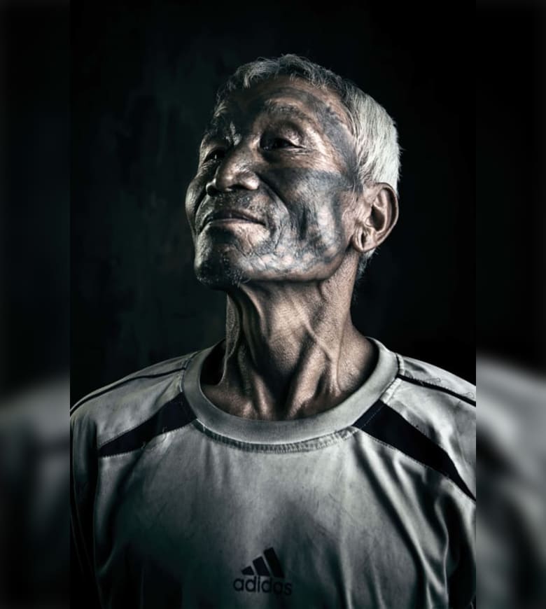 صور مؤثرة لأخر ما تبقى من أفراد قبيلة صائدي الرؤوس الموشومين بولاية ناجلاند الهندية صور مؤثرة لأخر ما تبقى من أفراد قبيلة صائدي الرؤوس الموشومين بولاية ناجلاند الهندية