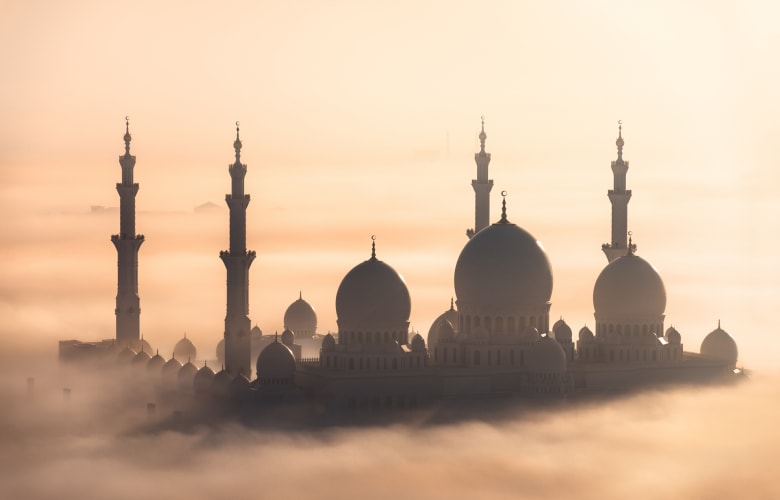 مشهد "نادر" التقطه إماراتي يبين أبوظبي تحت غطاء كثيف من الضباب مشهد "نادر" التقطه إماراتي يبين أبوظبي تحت غطاء كثيف من الضباب