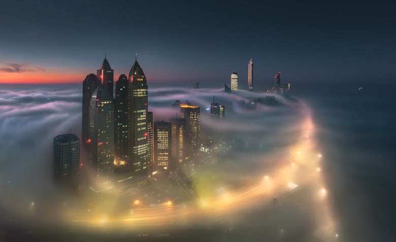 مشهد "نادر" التقطه إماراتي يبين أبوظبي تحت غطاء كثيف من الضباب مشهد "نادر" التقطه إماراتي يبين أبوظبي تحت غطاء كثيف من الضباب