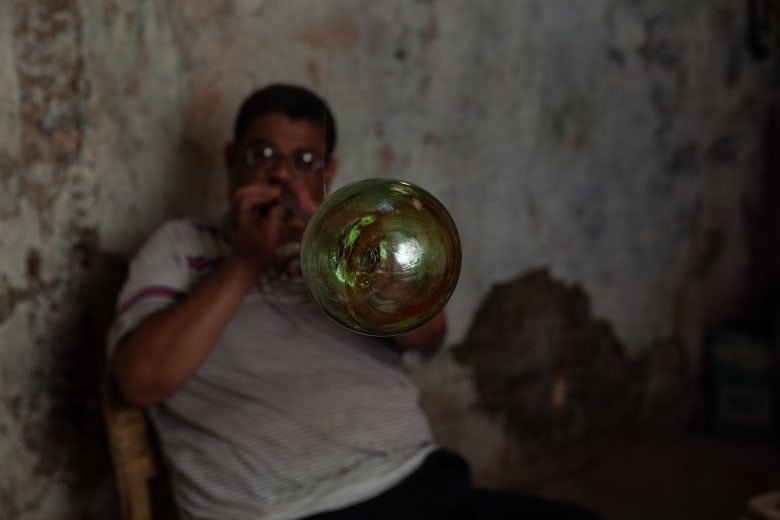 من مصارع مصري إلى عامل في مهنة "الجن"..فما حكاية حسن؟ من مصارع مصري إلى عامل في مهنة "الجن"..فما حكاية حسن؟