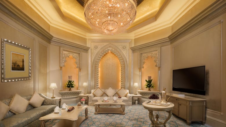 من الرجل وراء عملية صيانة سقف قصر الإمارات المغطى بالذهب؟ من الرجل وراء عملية صيانة سقف قصر الإمارات المغطى بالذهب؟