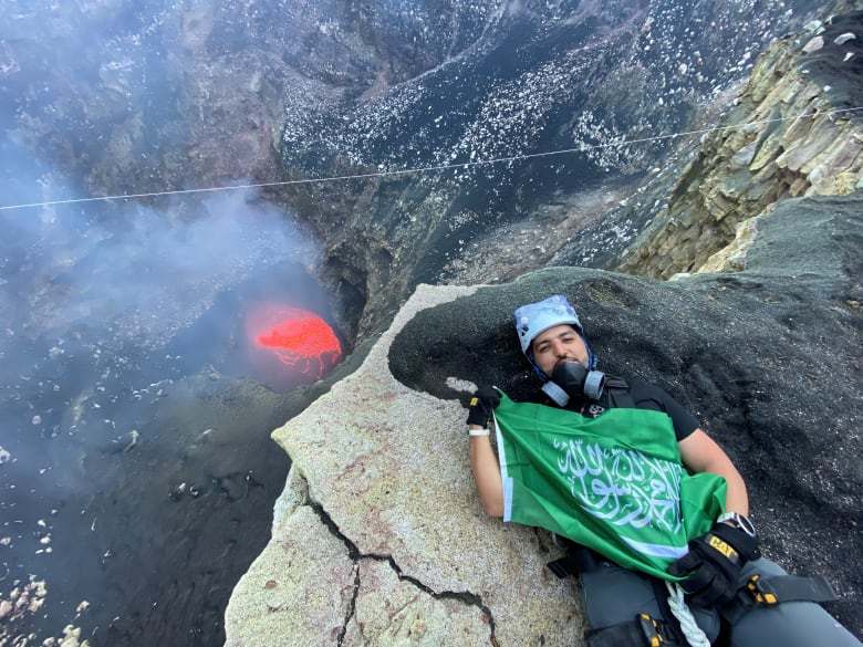 مغامر سعودي يتدلى فوق بركان "ماسايا" في نيكاراغوا مغامر سعودي يتدلى فوق بركان "ماسايا" في نيكاراغوا