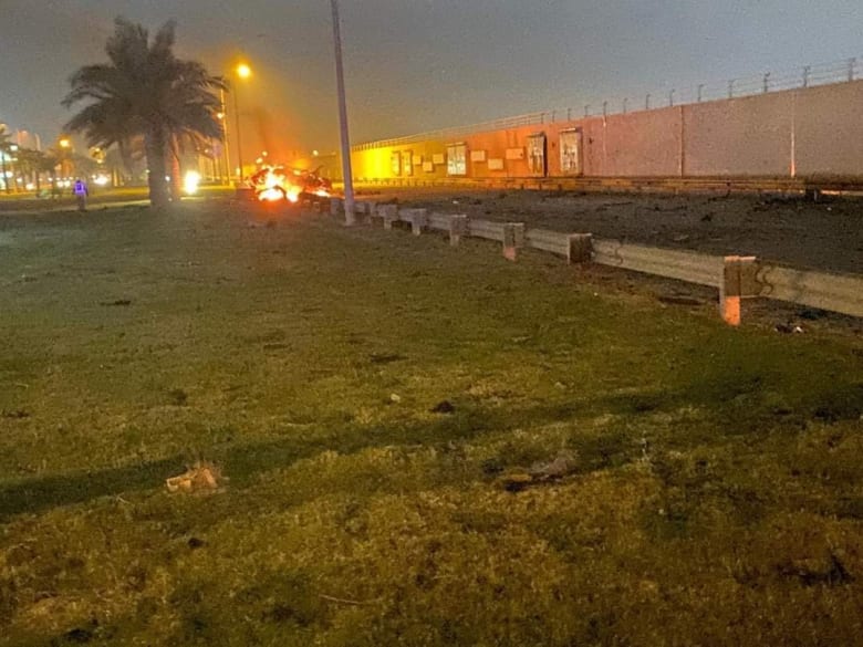 الصور الأولى بعد قتل اللواء قاسم سليماني بضربة أمريكية في مطار بغداد الصور الأولى بعد قتل اللواء قاسم سليماني بضربة أمريكية في مطار بغداد