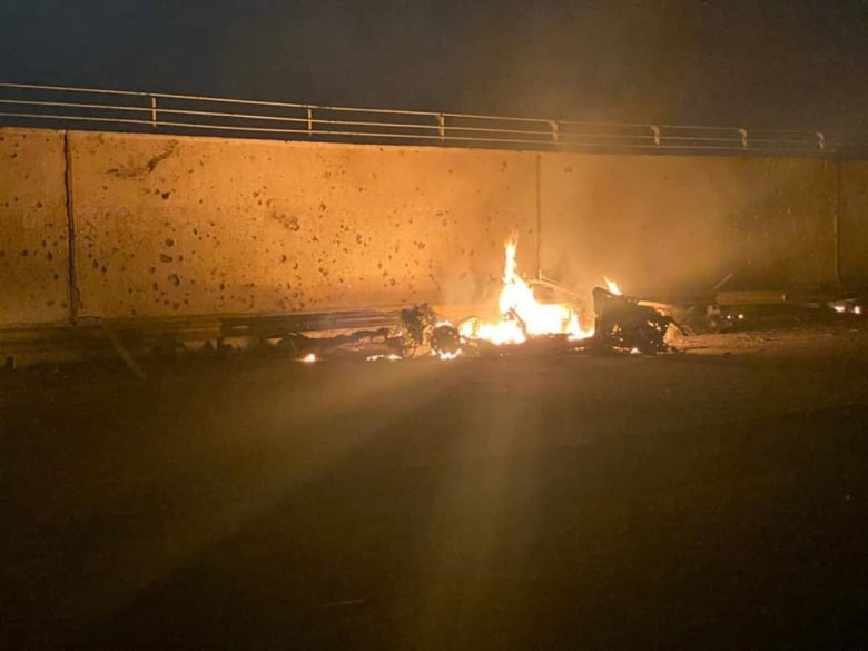 الصور الأولى بعد قتل اللواء قاسم سليماني بضربة أمريكية في مطار بغداد الصور الأولى بعد قتل اللواء قاسم سليماني بضربة أمريكية في مطار بغداد