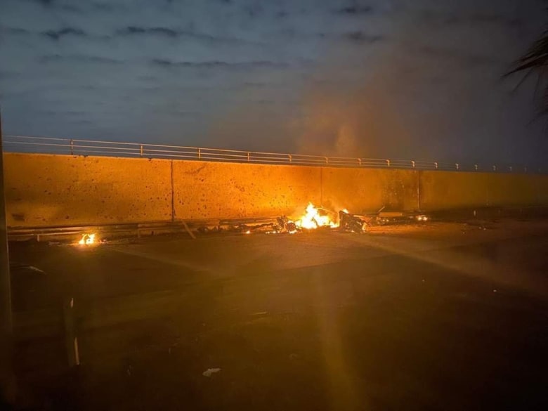 الصور الأولى بعد قتل اللواء قاسم سليماني بضربة أمريكية في مطار بغداد الصور الأولى بعد قتل اللواء قاسم سليماني بضربة أمريكية في مطار بغداد