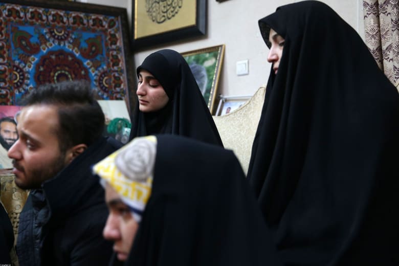 تداول صور بكاء ابني قاسم سليماني بعد مقتله في العراق تداول صور بكاء ابني قاسم سليماني بعد مقتله في العراق