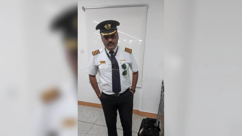مسافر يتنكر بزي قائد الطائرة مسافر يتنكر بزي قائد الطائرة