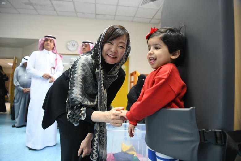 بالزي السعودي وبين الفرق الشعبية.. رئيس الوزراء الياباني يتعرف لثقافة المملكة بالزي السعودي وبين الفرق الشعبية.. رئيس الوزراء الياباني يتعرف لثقافة المملكة