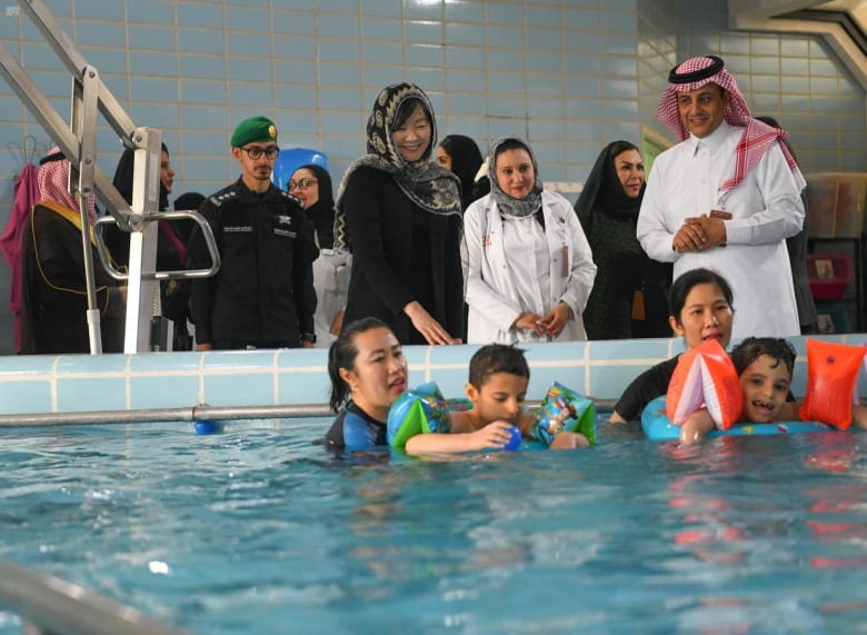 بالزي السعودي وبين الفرق الشعبية.. رئيس الوزراء الياباني يتعرف لثقافة المملكة بالزي السعودي وبين الفرق الشعبية.. رئيس الوزراء الياباني يتعرف لثقافة المملكة