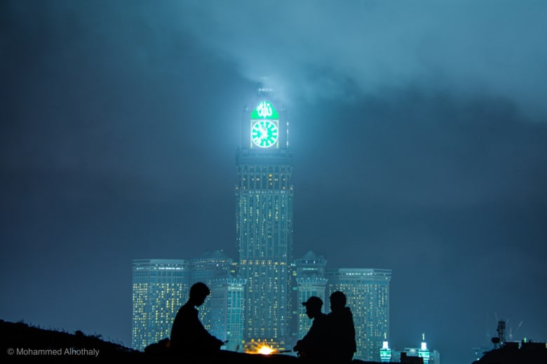 في مشهد حالم بالسعودية.. الضباب يعانق برج الساعة في مكة في مشهد حالم بالسعودية.. الضباب يعانق برج الساعة في مكة