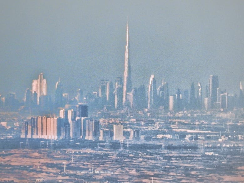 من بعد أكثر من 100 كيلومتر.. إماراتي يلتقط صورة لبرج خليفة بدبي من رأس الخيمة من بعد أكثر من 100 كيلومتر.. إماراتي يلتقط صورة لبرج خليفة بدبي من رأس الخيمة