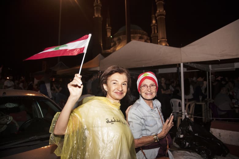 رمز لـ"لبنان الجديدة".. مصور يوفر نظرة أقرب على النساء في مظاهرات لبنان رمز لـ"لبنان الجديدة".. مصور يوفر نظرة أقرب على النساء في مظاهرات لبنان