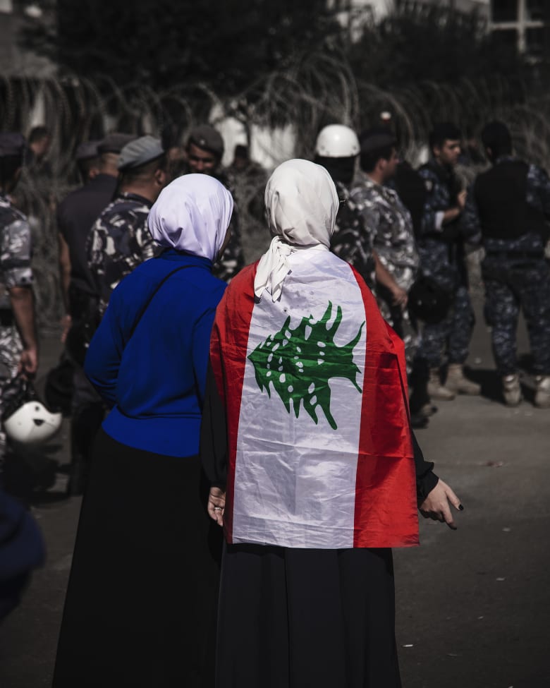 رمز لـ"لبنان الجديدة".. مصور يوفر نظرة أقرب على النساء في مظاهرات لبنان رمز لـ"لبنان الجديدة".. مصور يوفر نظرة أقرب على النساء في مظاهرات لبنان