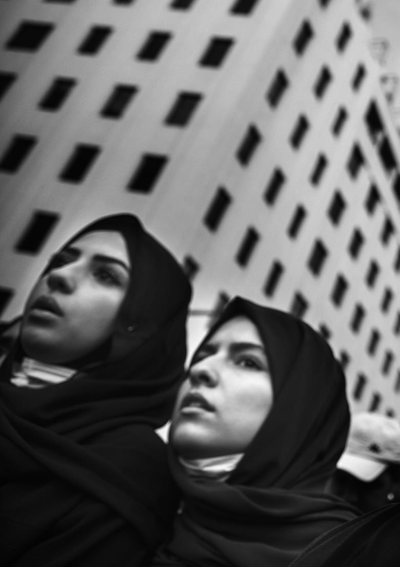 رمز لـ"لبنان الجديدة".. مصور يوفر نظرة أقرب على النساء في مظاهرات لبنان رمز لـ"لبنان الجديدة".. مصور يوفر نظرة أقرب على النساء في مظاهرات لبنان