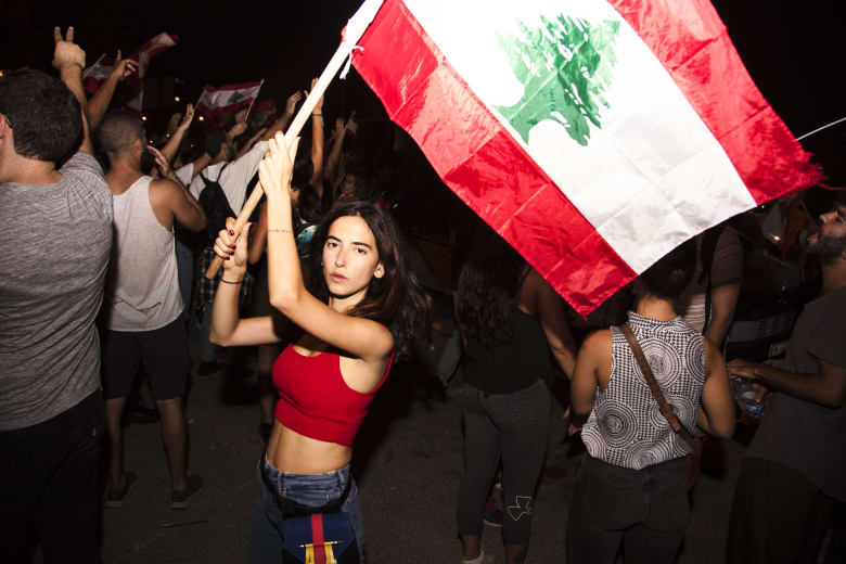 رمز لـ"لبنان الجديدة".. مصور يوفر نظرة أقرب على النساء في مظاهرات لبنان رمز لـ"لبنان الجديدة".. مصور يوفر نظرة أقرب على النساء في مظاهرات لبنان