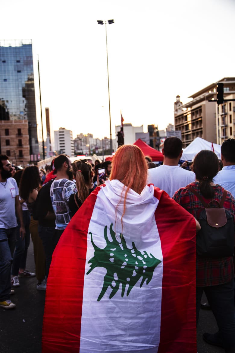 رمز لـ"لبنان الجديدة".. مصور يوفر نظرة أقرب على النساء في مظاهرات لبنان رمز لـ"لبنان الجديدة".. مصور يوفر نظرة أقرب على النساء في مظاهرات لبنان