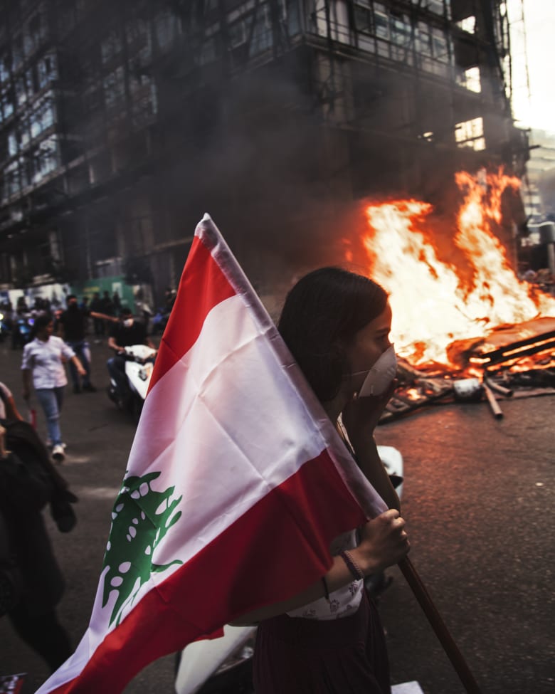 رمز لـ"لبنان الجديدة".. مصور يوفر نظرة أقرب على النساء في مظاهرات لبنان رمز لـ"لبنان الجديدة".. مصور يوفر نظرة أقرب على النساء في مظاهرات لبنان