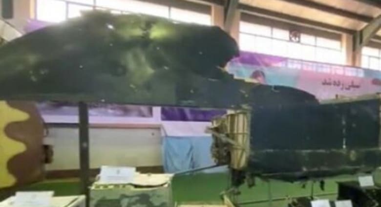 إيران تعرض حطام طائرة الـ"درون" الأمريكية التي اسقطتها في يونيو إيران تعرض حطام طائرة الـ"درون" الأمريكية التي اسقطتها في يونيو