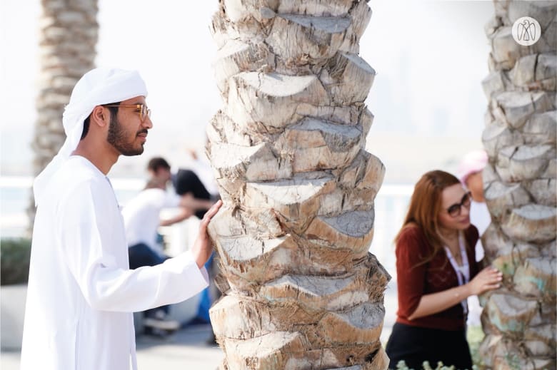 في الإمارات.. أشجار نخيل تغني "بصوتها الخاص" لدى معانقتك لها في الإمارات.. أشجار نخيل تغني "بصوتها الخاص" لدى معانقتك لها