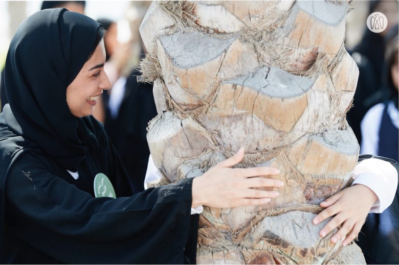 في الإمارات.. أشجار نخيل تغني "بصوتها الخاص" لدى معانقتك لها في الإمارات.. أشجار نخيل تغني "بصوتها الخاص" لدى معانقتك لها