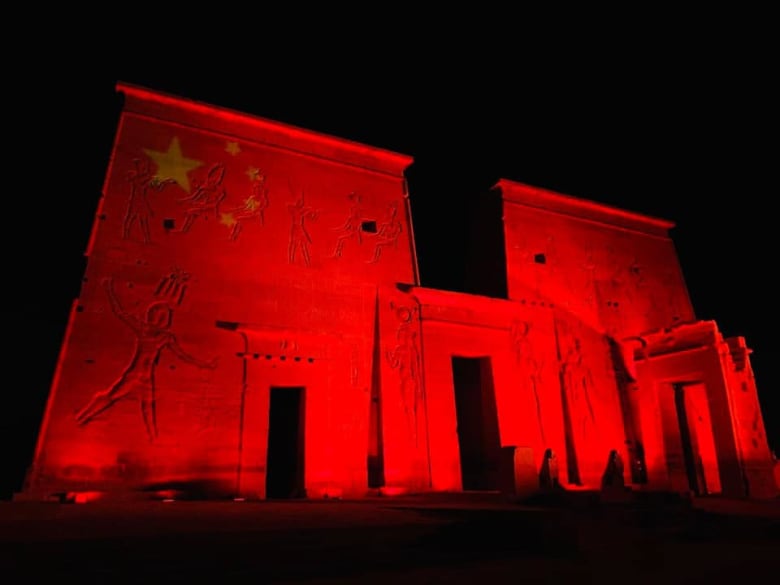 مصر تضيء معالمها الأثرية بلون علم الصين تضامناً مع صين ضد كورونا مصر تضيء معالمها الأثرية بلون علم الصين تضامناً مع صين ضد كورونا