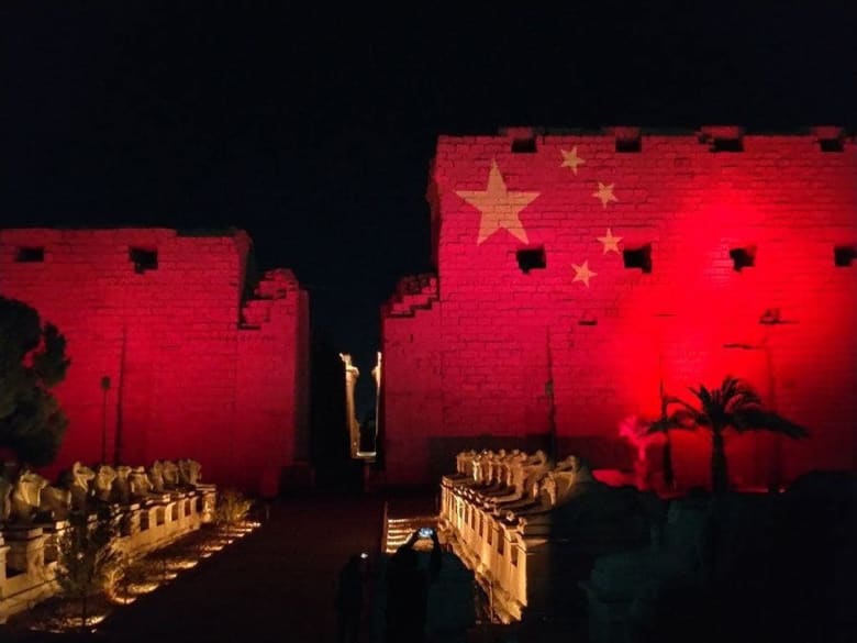 مصر تضيء معالمها الأثرية بلون علم الصين تضامناً مع صين ضد كورونا مصر تضيء معالمها الأثرية بلون علم الصين تضامناً مع صين ضد كورونا