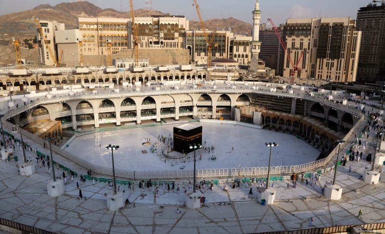 بالصور.. إخلاء الحرم المكي وتعقيمه لمنع انتشار فيروس كورونا بالصور.. إخلاء الحرم المكي وتعقيمه لمنع انتشار فيروس كورونا