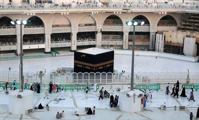 بالصور.. إخلاء الحرم المكي وتعقيمه لمنع انتشار فيروس كورونا بالصور.. إخلاء الحرم المكي وتعقيمه لمنع انتشار فيروس كورونا