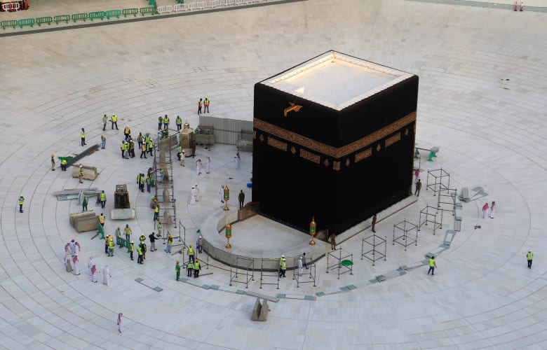 بالصور.. إخلاء الحرم المكي وتعقيمه لمنع انتشار فيروس كورونا بالصور.. إخلاء الحرم المكي وتعقيمه لمنع انتشار فيروس كورونا