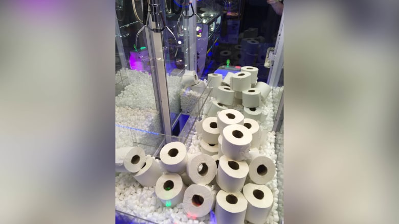 وسط مخاوف كورونا.. مركز ألعاب يعطي زبائنه فرصة لربح معقمات أيدي وأوراق الحمام وسط مخاوف كورونا.. مركز ألعاب يعطي زبائنه فرصة لربح معقمات أيدي وأوراق الحمام