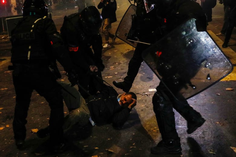 أكثر من 130 ألف شخص يحتجون على قانون الأمن في فرنسا أكثر من 130 ألف شخص يحتجون على قانون الأمن في فرنسا
