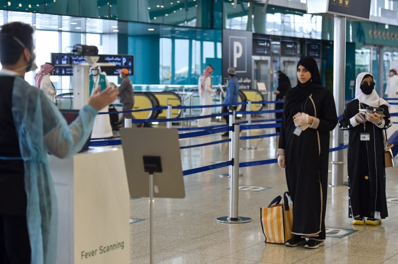 فيروس كورونا السعودية تعلق دخول غير المواطنين القادمين من 20 دولة من بينها مصر ولبنان والإمارات Bbc News عربي