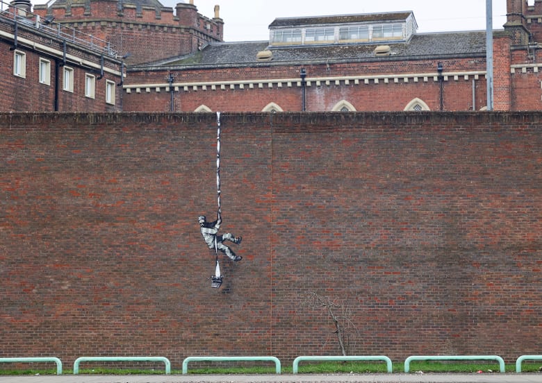 تثير الغموض..هل يقف بانكسي وراء لوحة "الهروب من السجن" على جدار سجن بريطاني؟